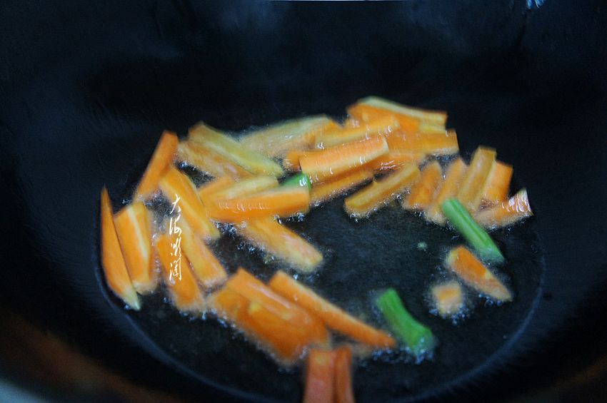 不炖肉不干煸，简单素炒，清淡不腻，孩子抢着吃