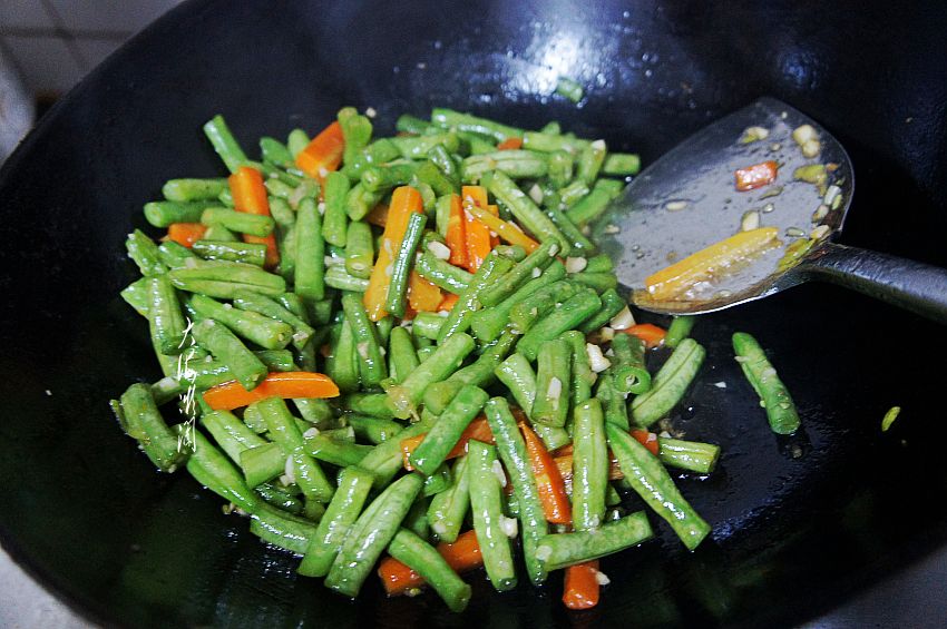 不炖肉不干煸，简单素炒，清淡不腻，孩子抢着吃