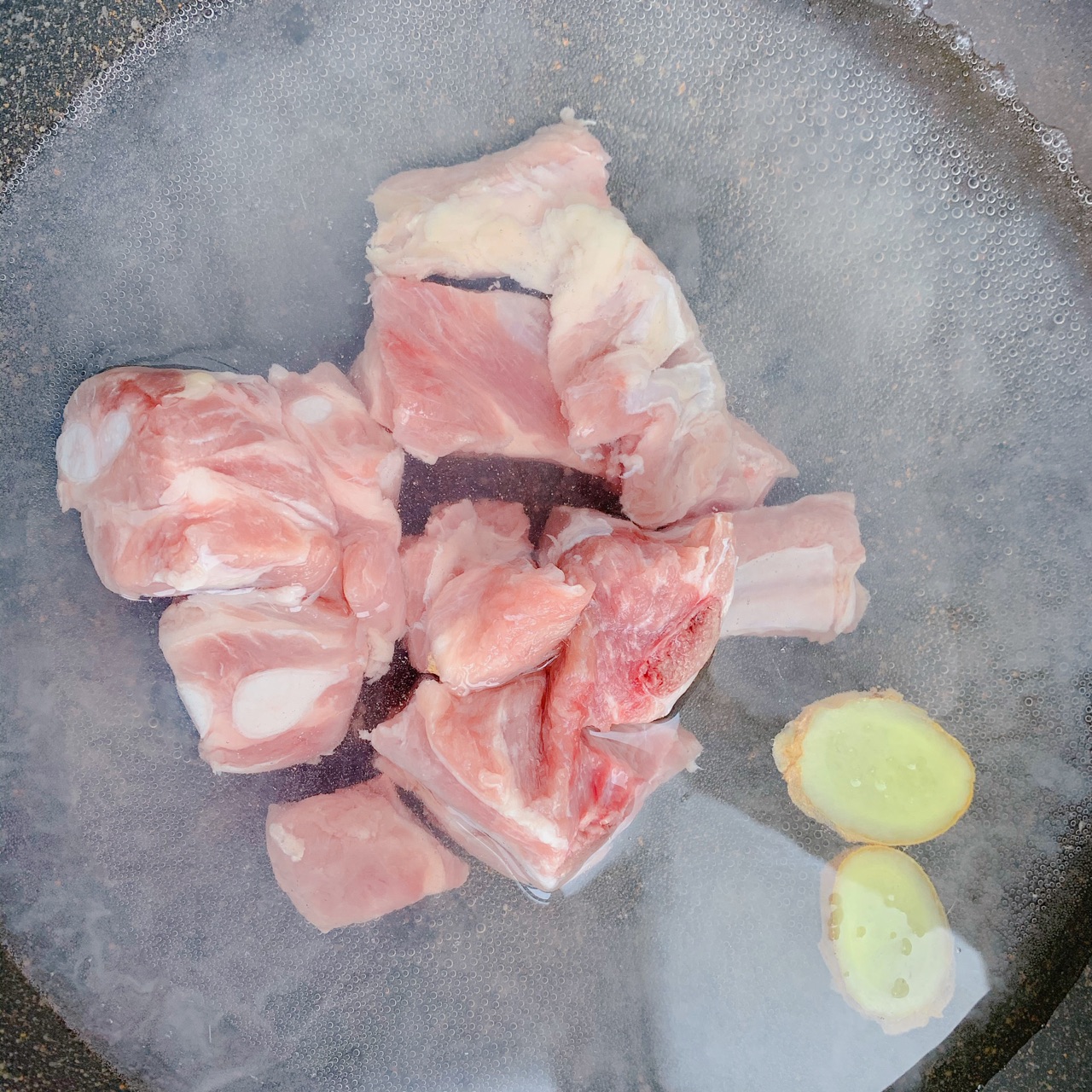 不放生抽，色泽红润明亮的红烧排骨