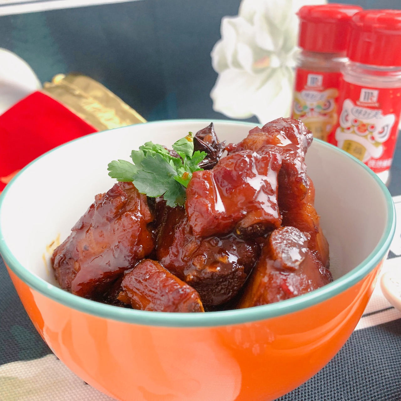 不放生抽，色泽红润明亮的红烧排骨