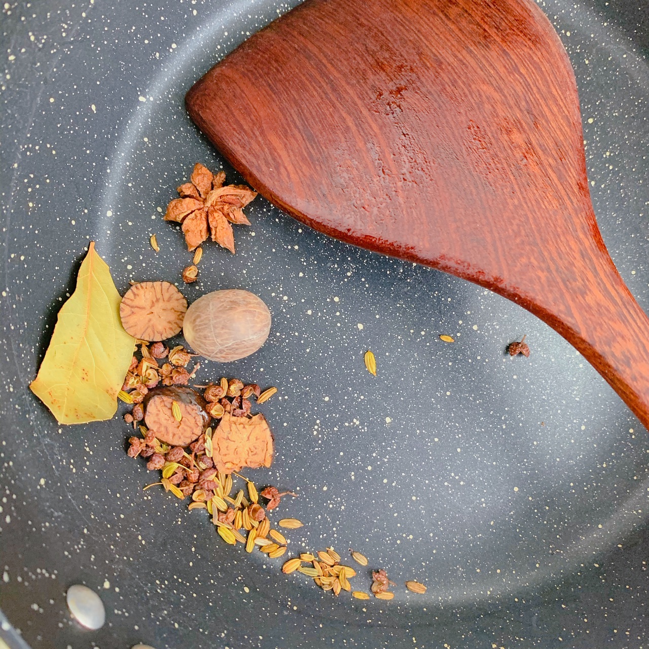 不放生抽，色泽红润明亮的红烧排骨