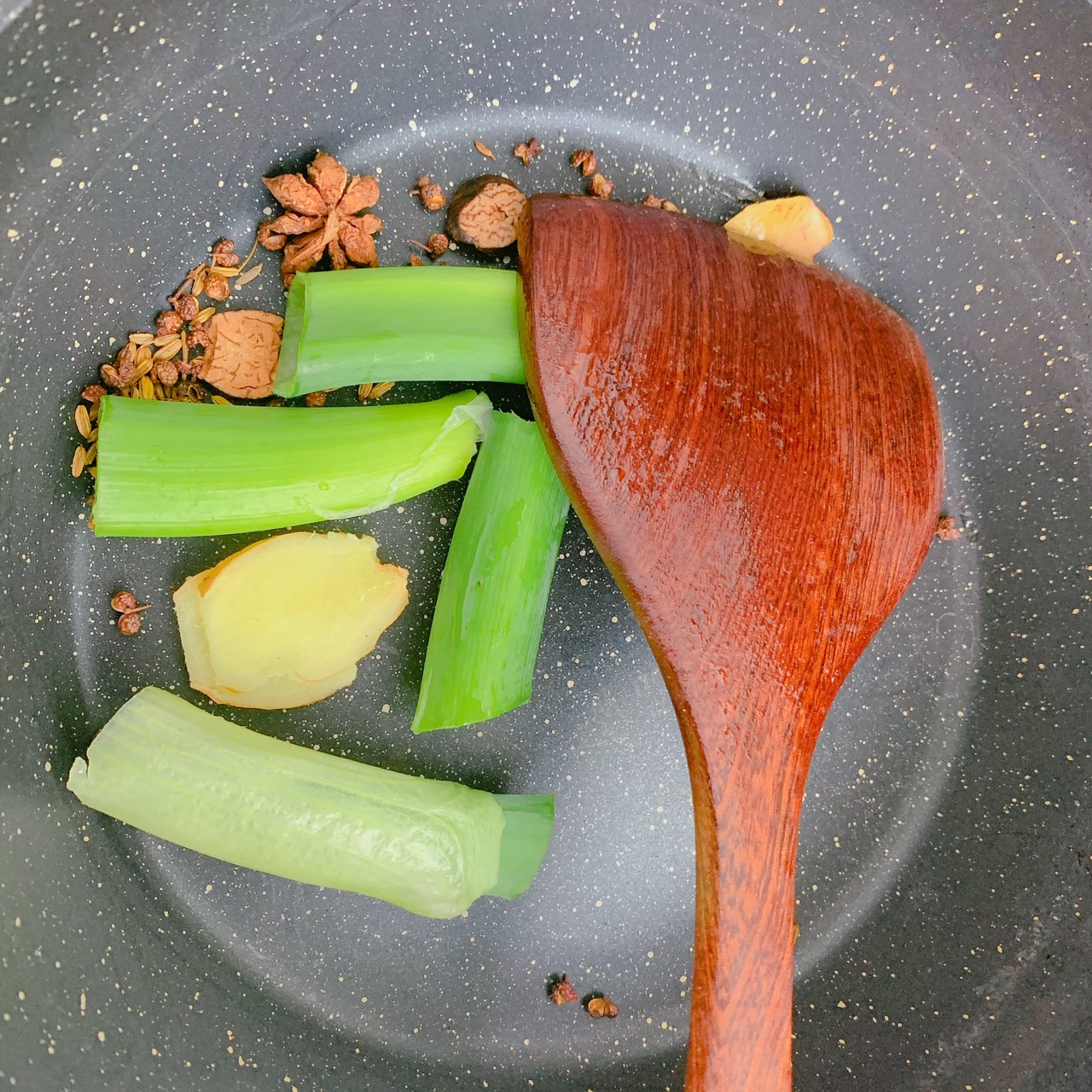 不放生抽，色泽红润明亮的红烧排骨