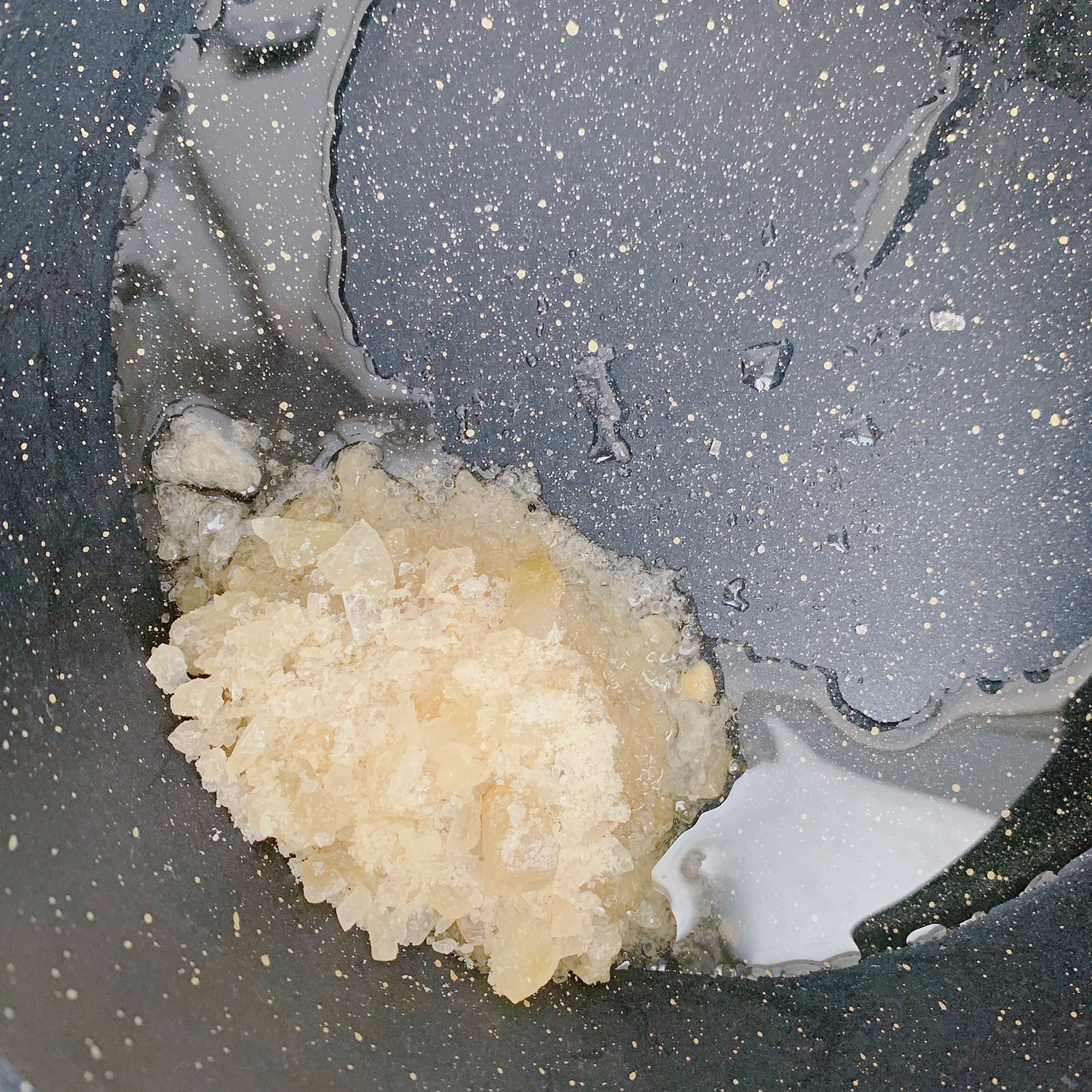 不放生抽，色泽红润明亮的红烧排骨