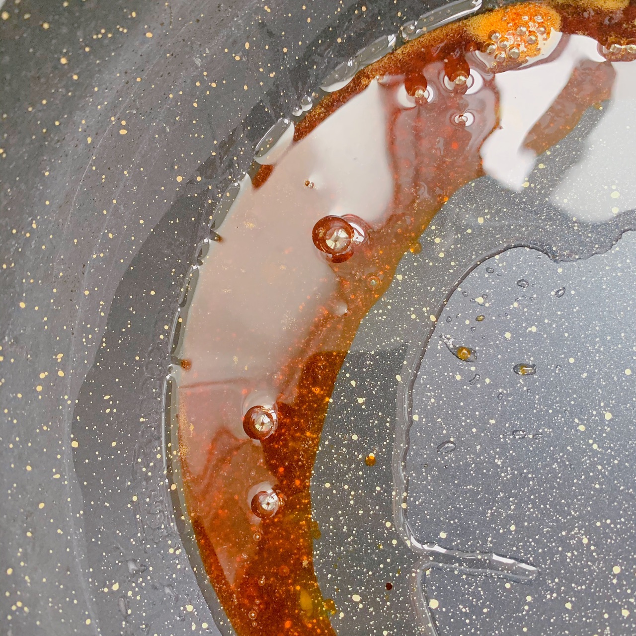 不放生抽，色泽红润明亮的红烧排骨