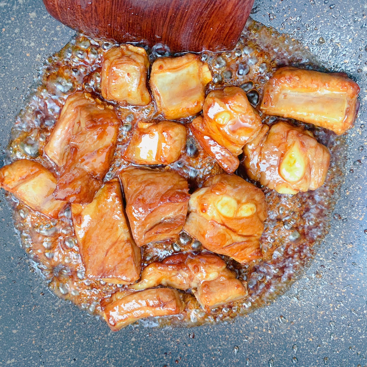 不放生抽，色泽红润明亮的红烧排骨