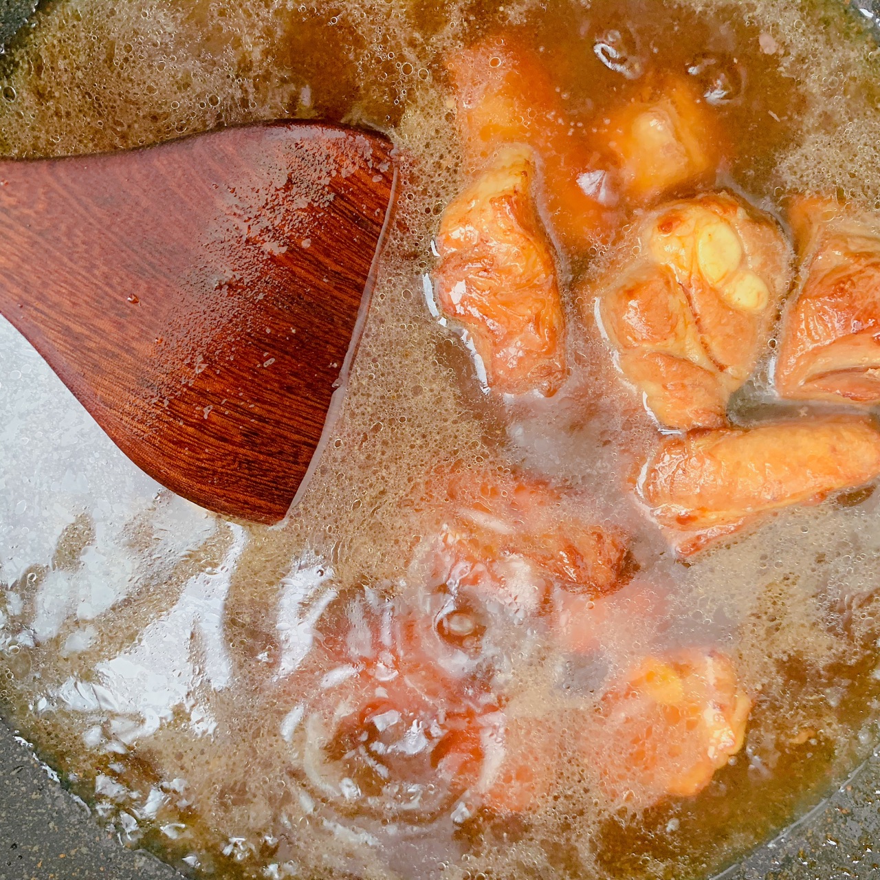 不放生抽，色泽红润明亮的红烧排骨