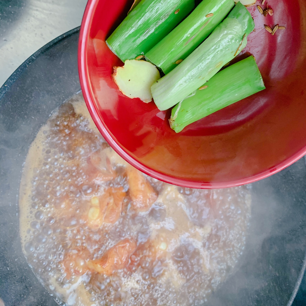 不放生抽，色泽红润明亮的红烧排骨