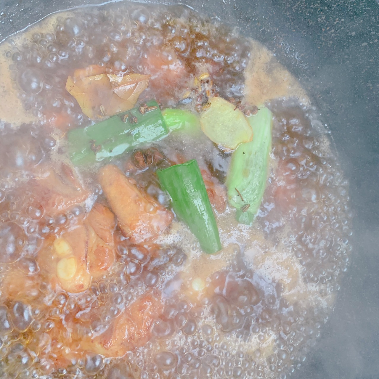 不放生抽，色泽红润明亮的红烧排骨