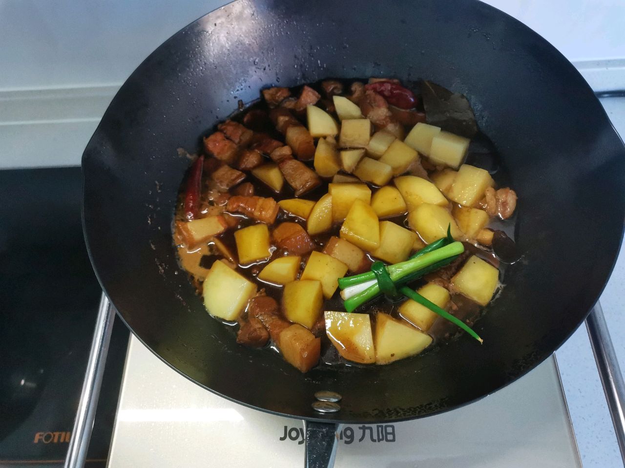 不加一滴水的土豆红烧肉