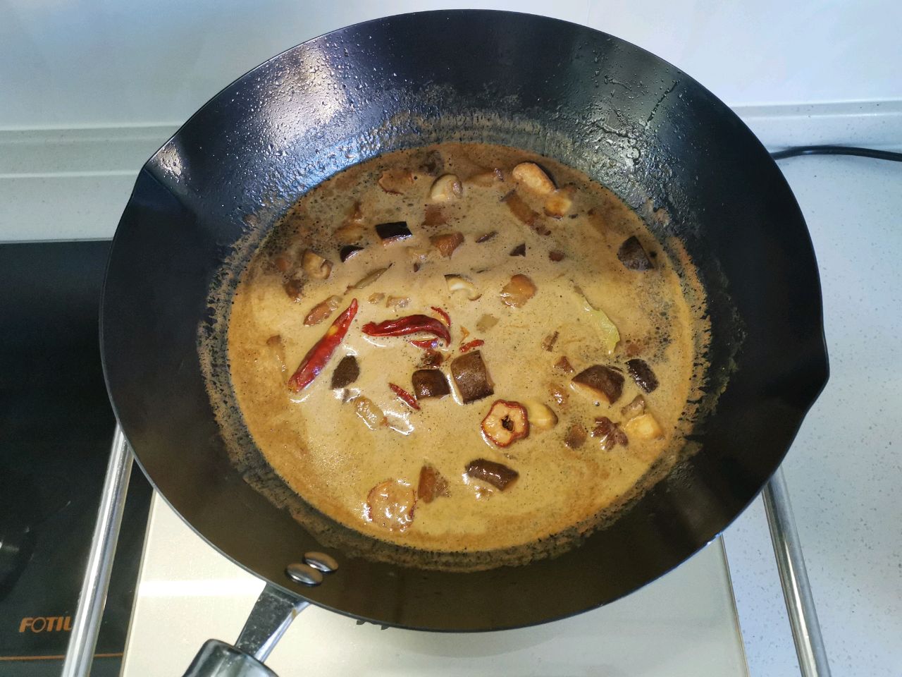 不加一滴水的土豆红烧肉