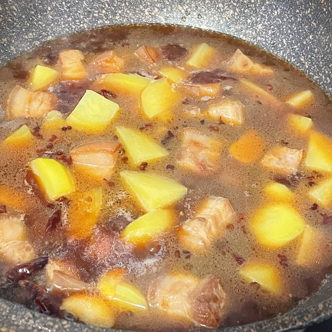 不加一滴油的土豆红烧肉