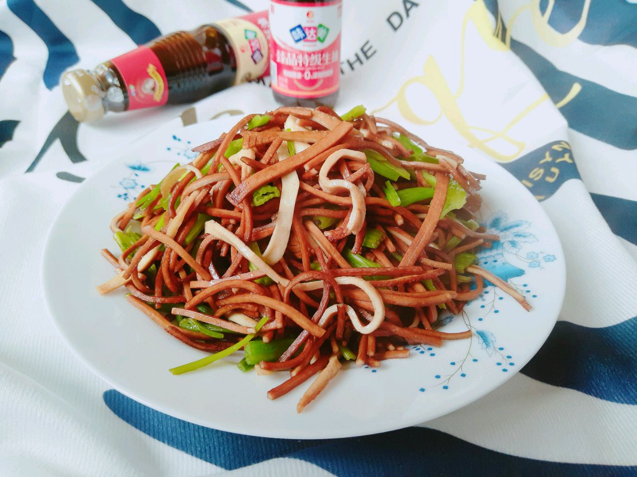 不加水的小炒芹菜豆腐丝