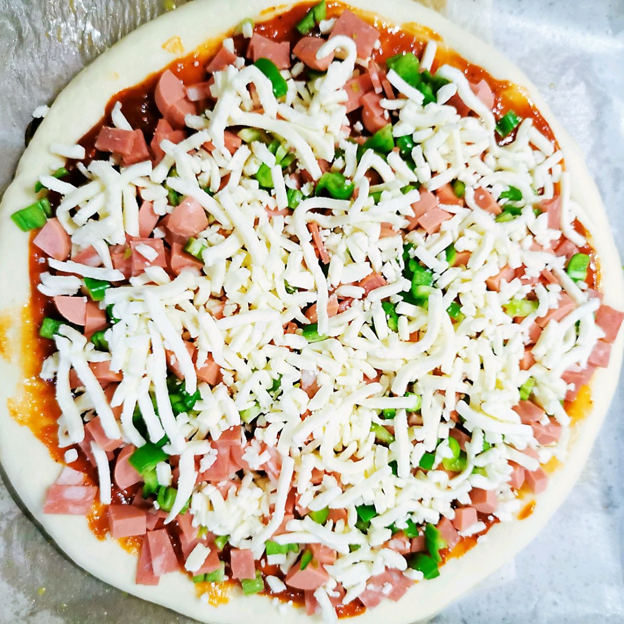 不用复杂馅料的简易火腿培根披萨