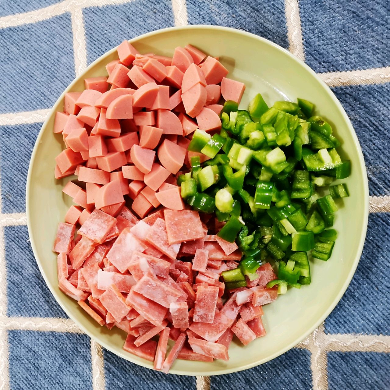 不用复杂馅料的简易火腿培根披萨