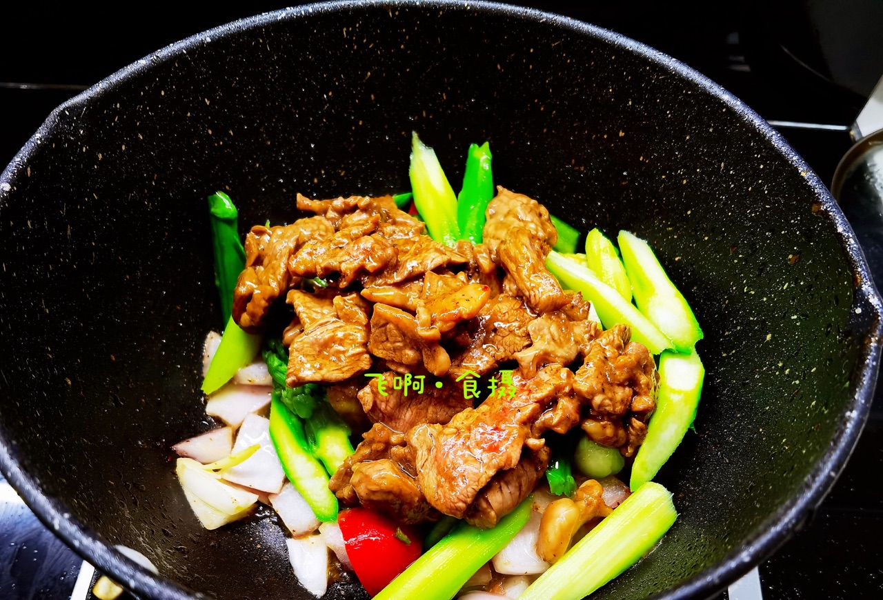 彩椒芦笋炒黑椒牛肉片