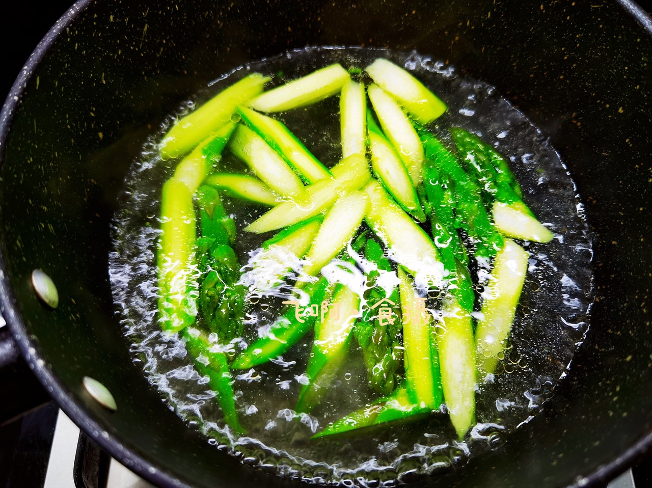彩椒芦笋炒黑椒牛肉片