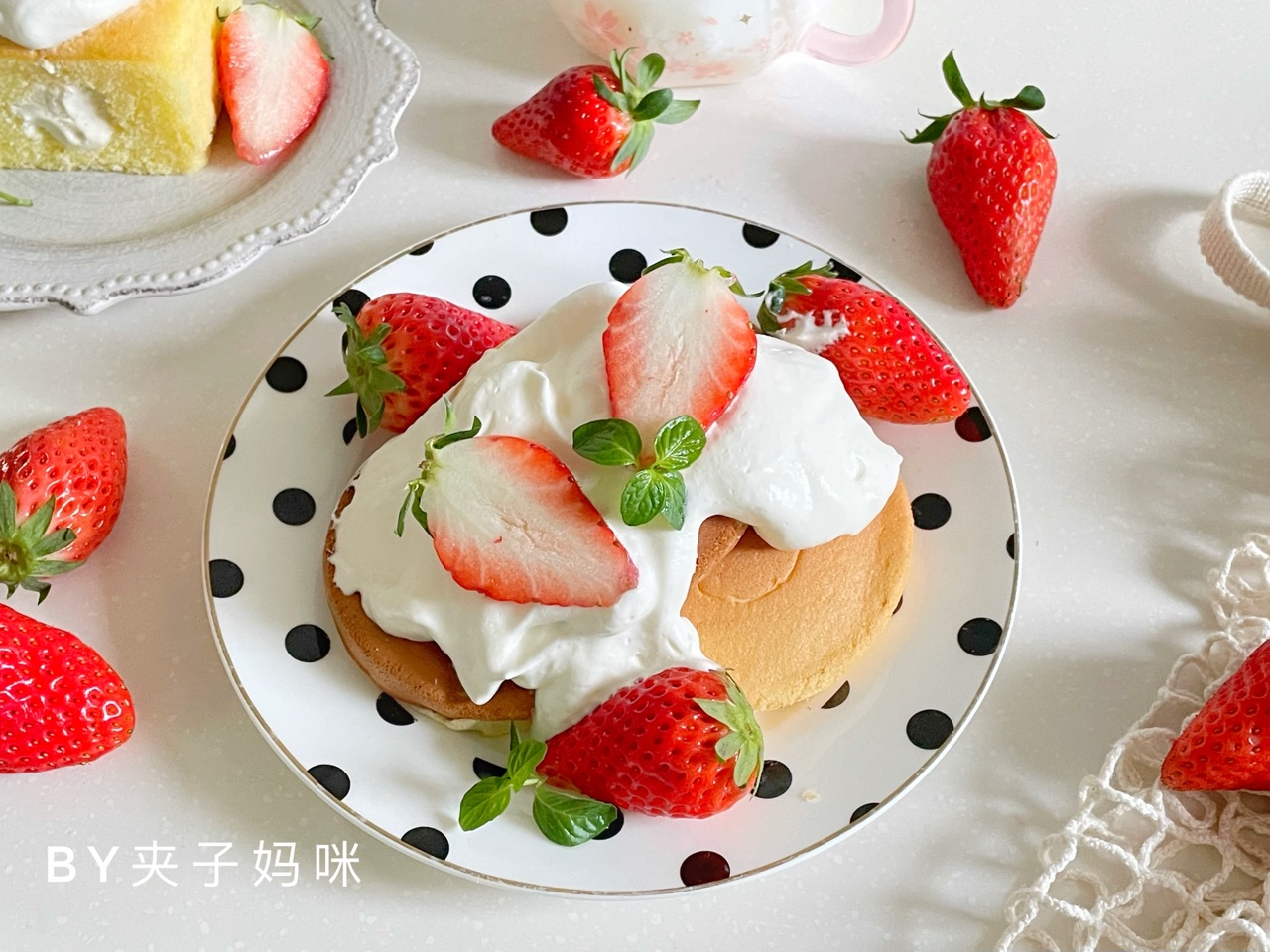 草莓厚松饼