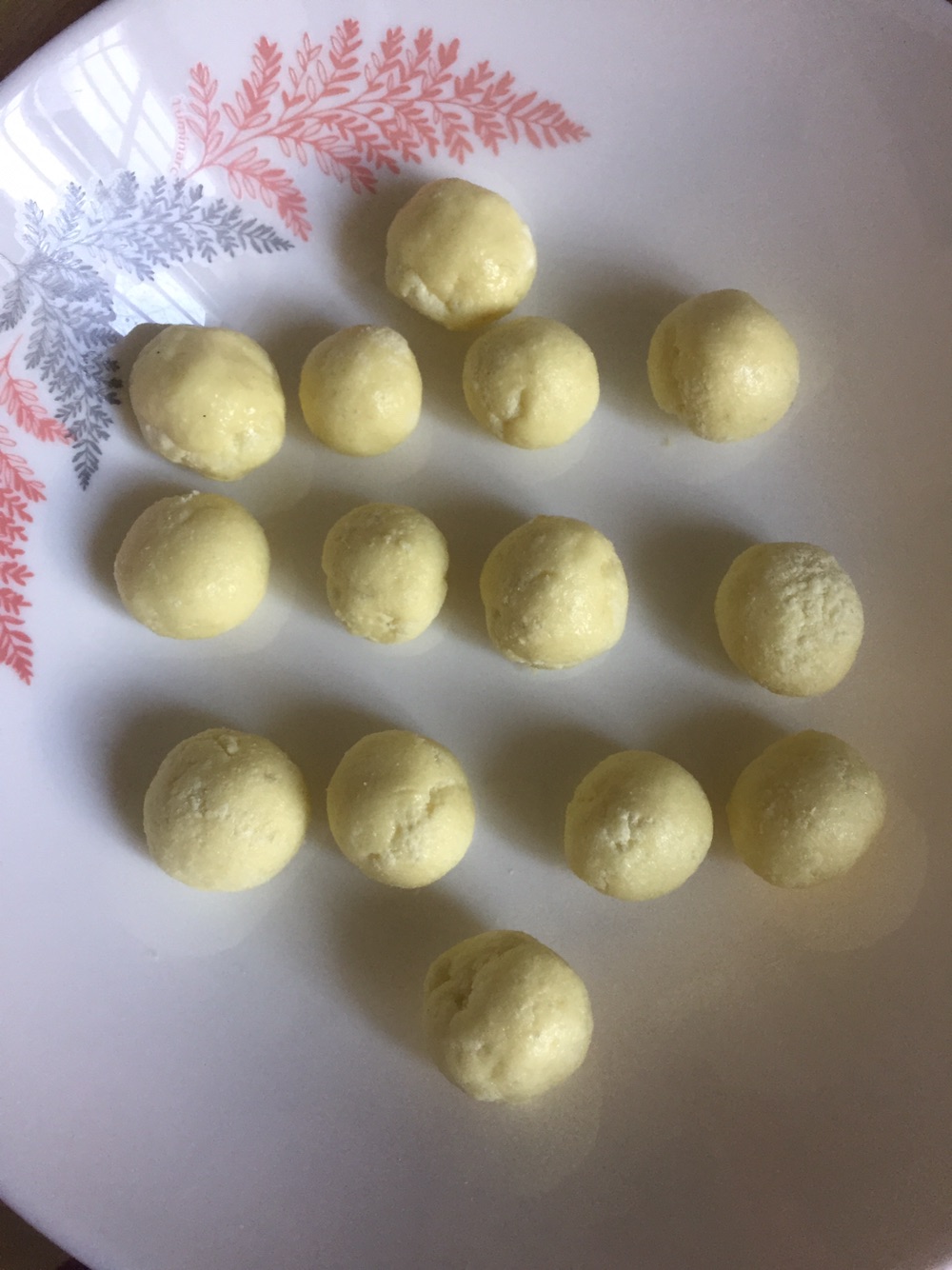 草莓奶香球