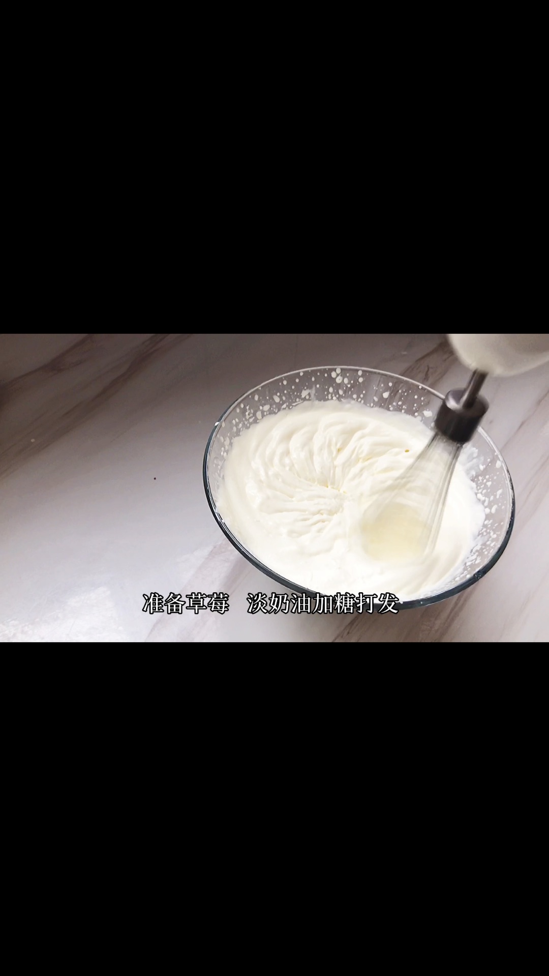 草莓酥皮大泡芙