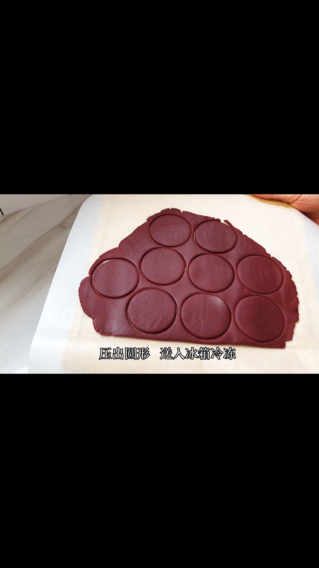 草莓酥皮大泡芙