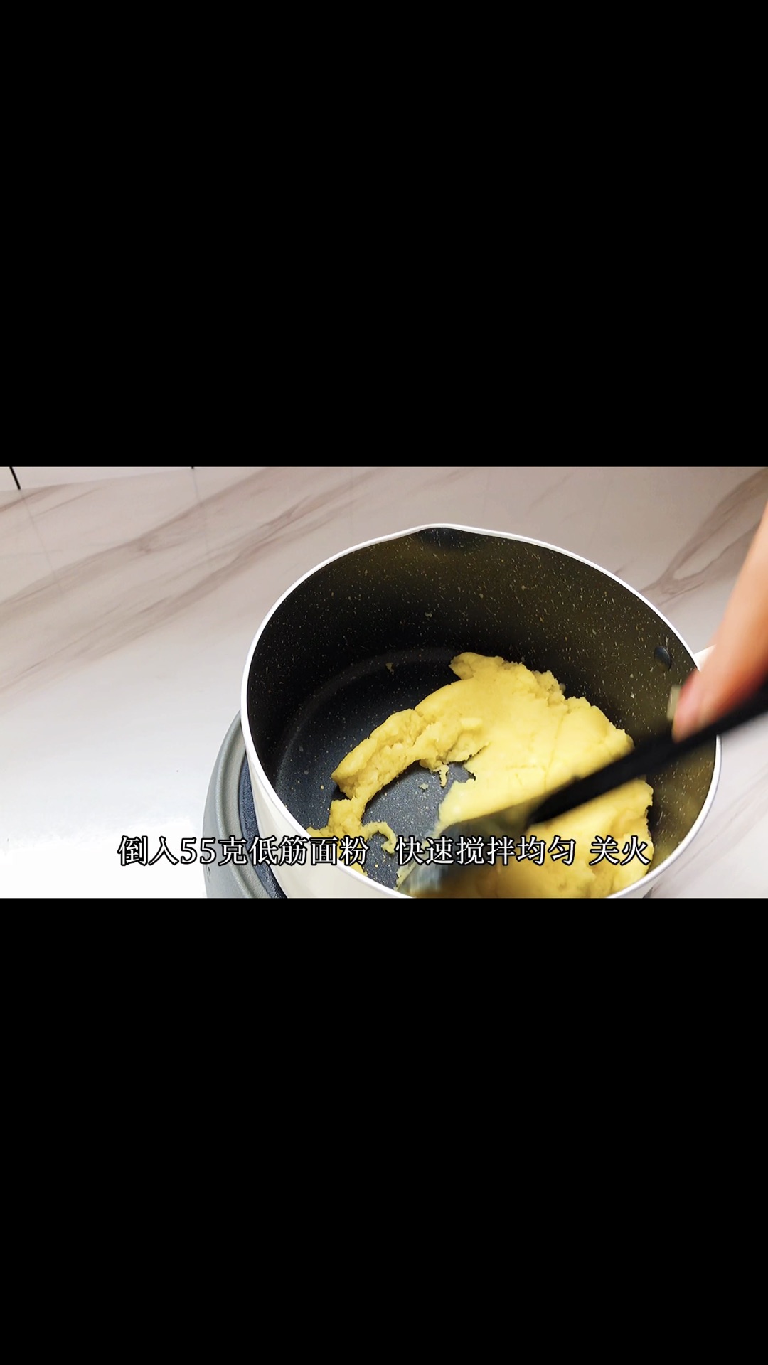 草莓酥皮大泡芙