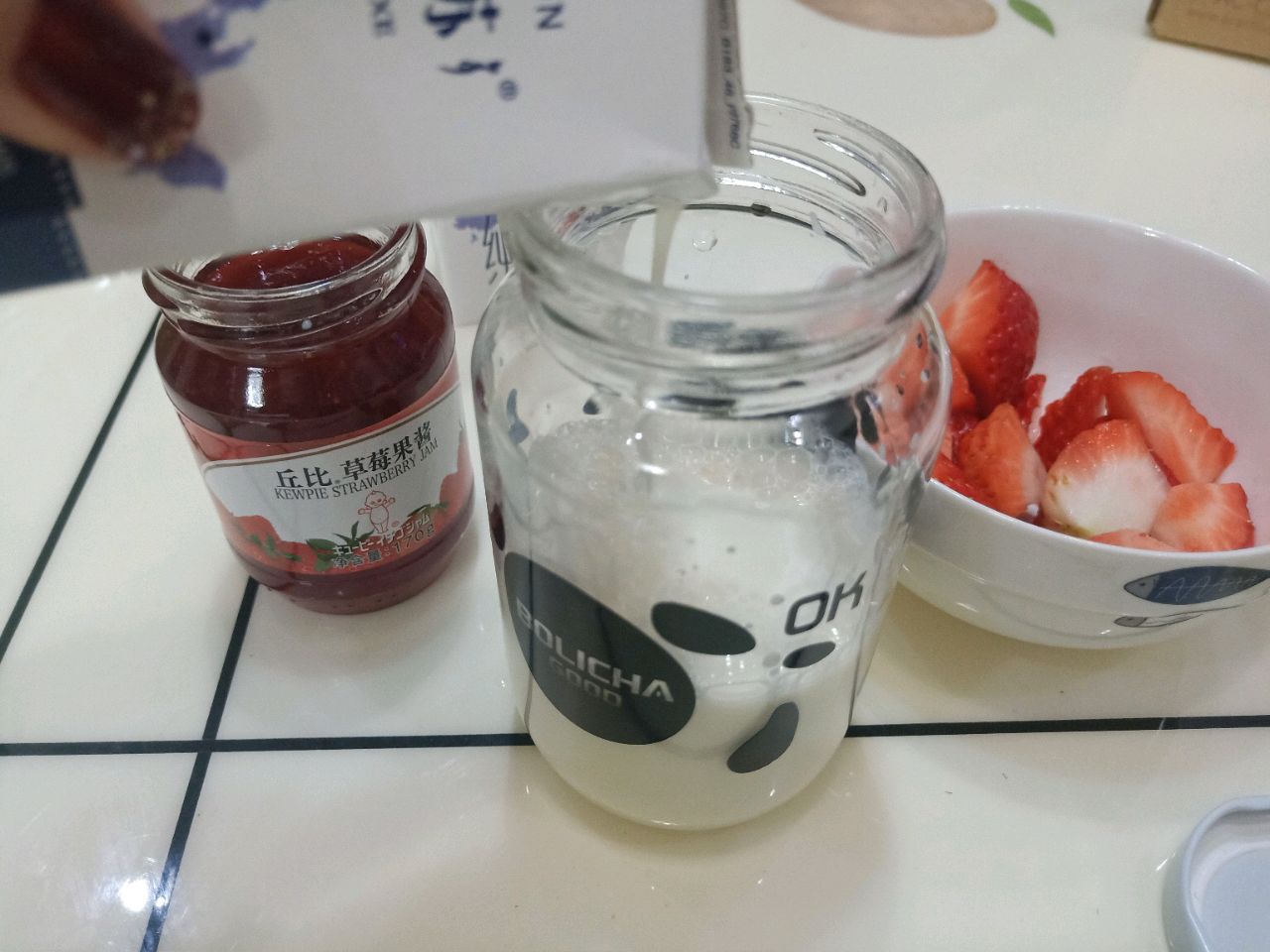 草莓鲜奶