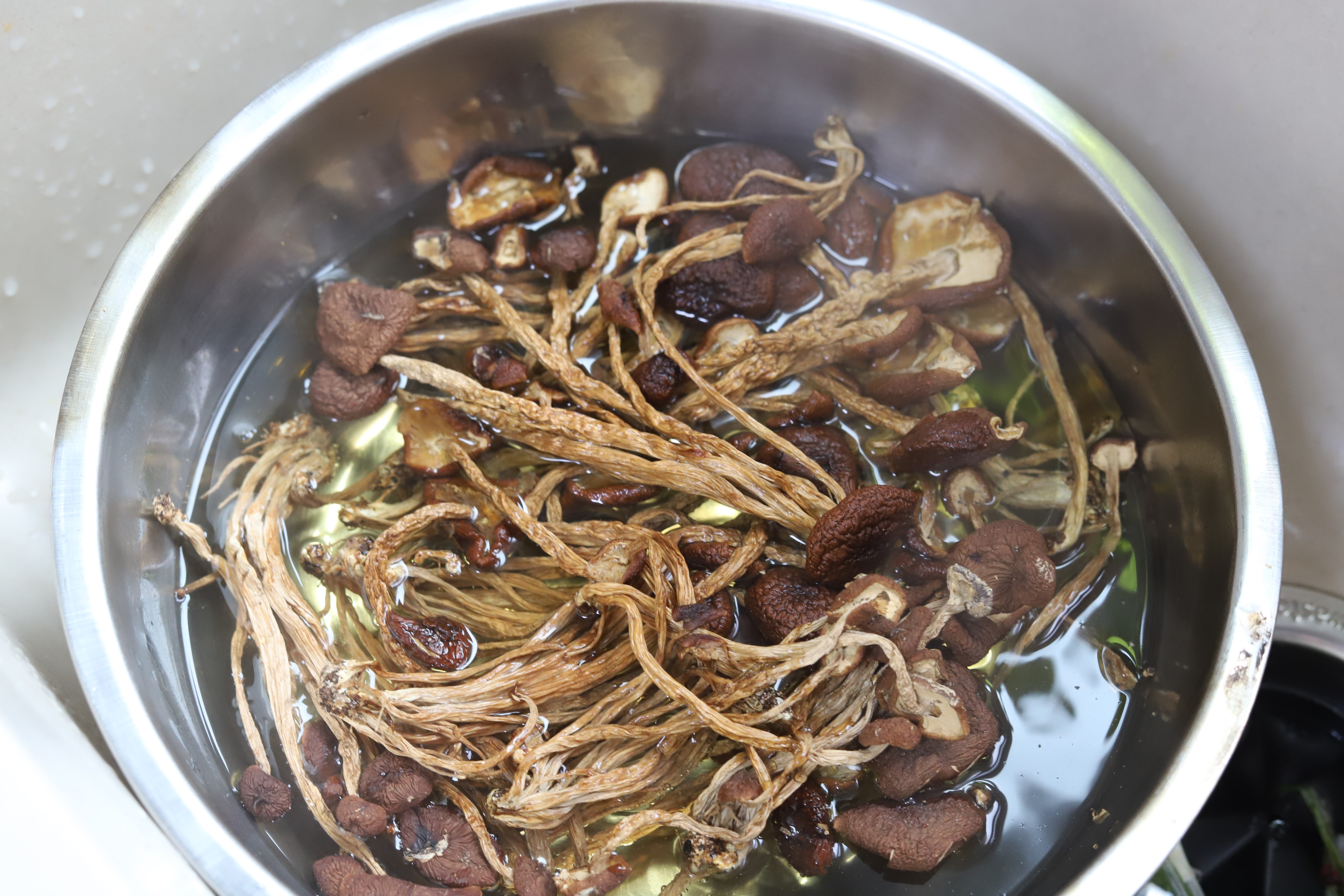 茶树菇炖鸭子