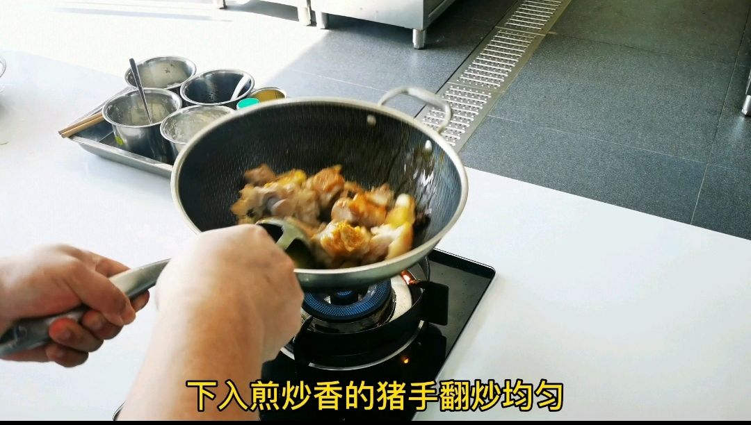 颤动红烧猪手