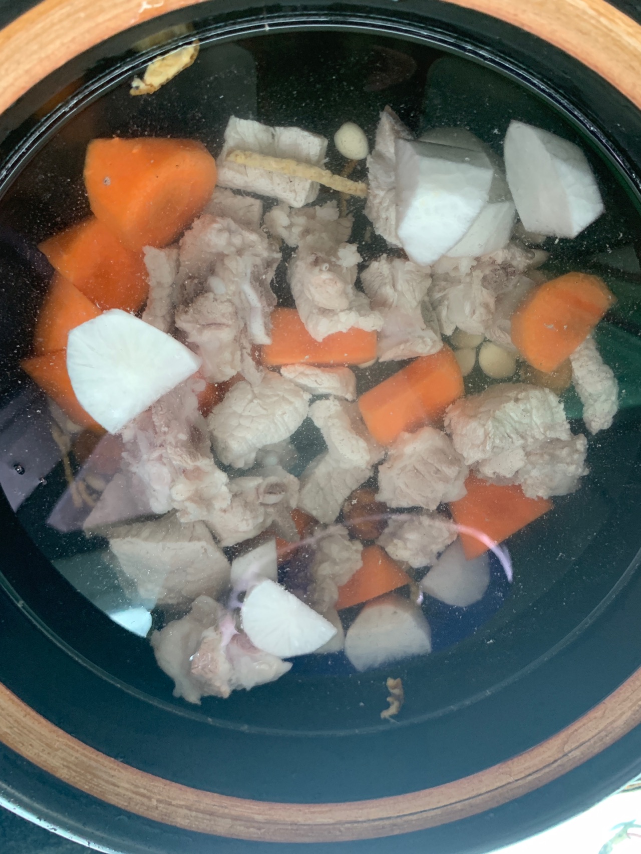 长高高食谱之青红萝卜排骨汤