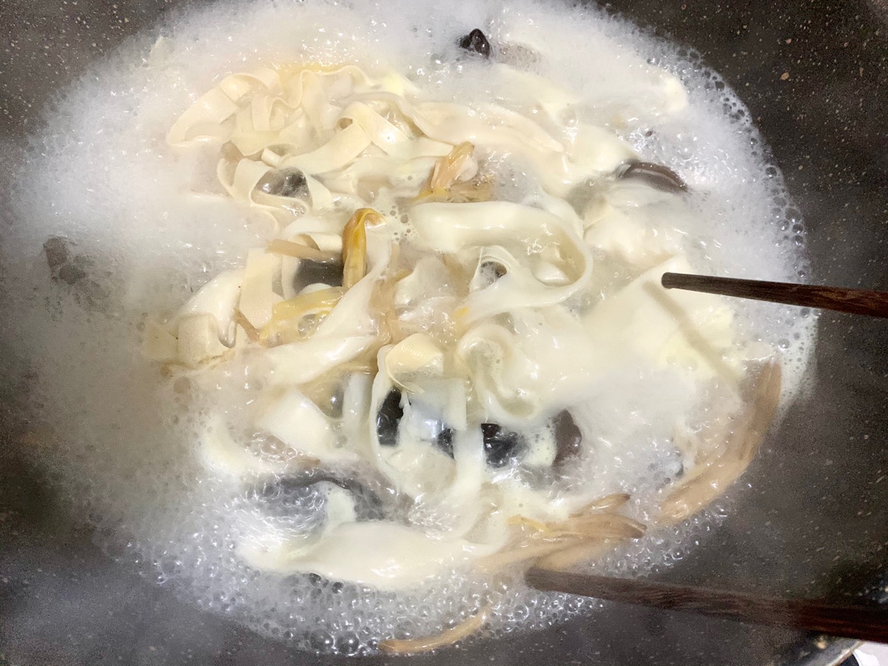 超级暖和的羊肉烩面