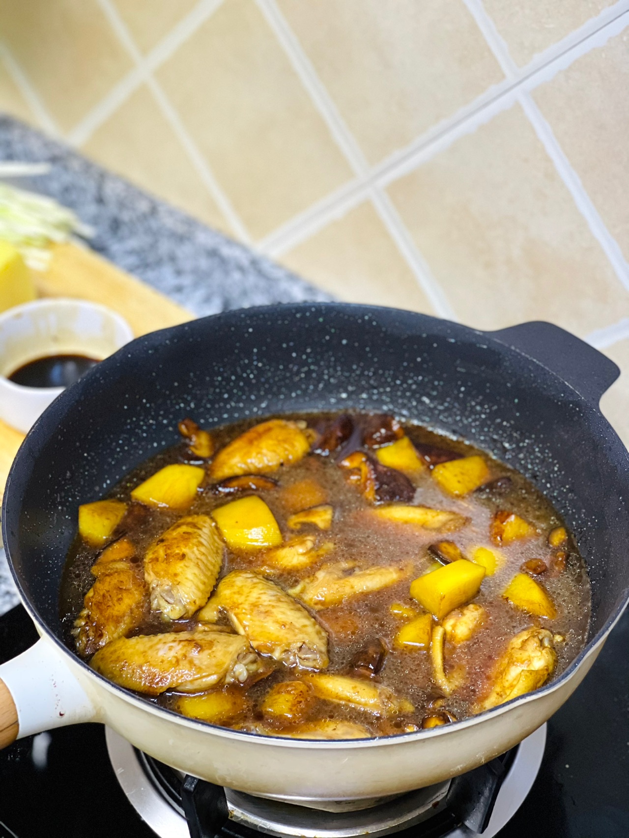 超级下饭香菇土豆炖鸡翅