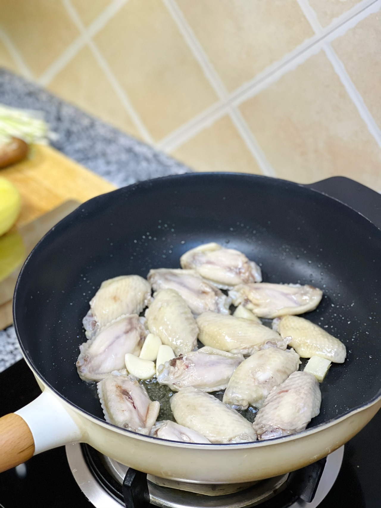超级下饭香菇土豆炖鸡翅