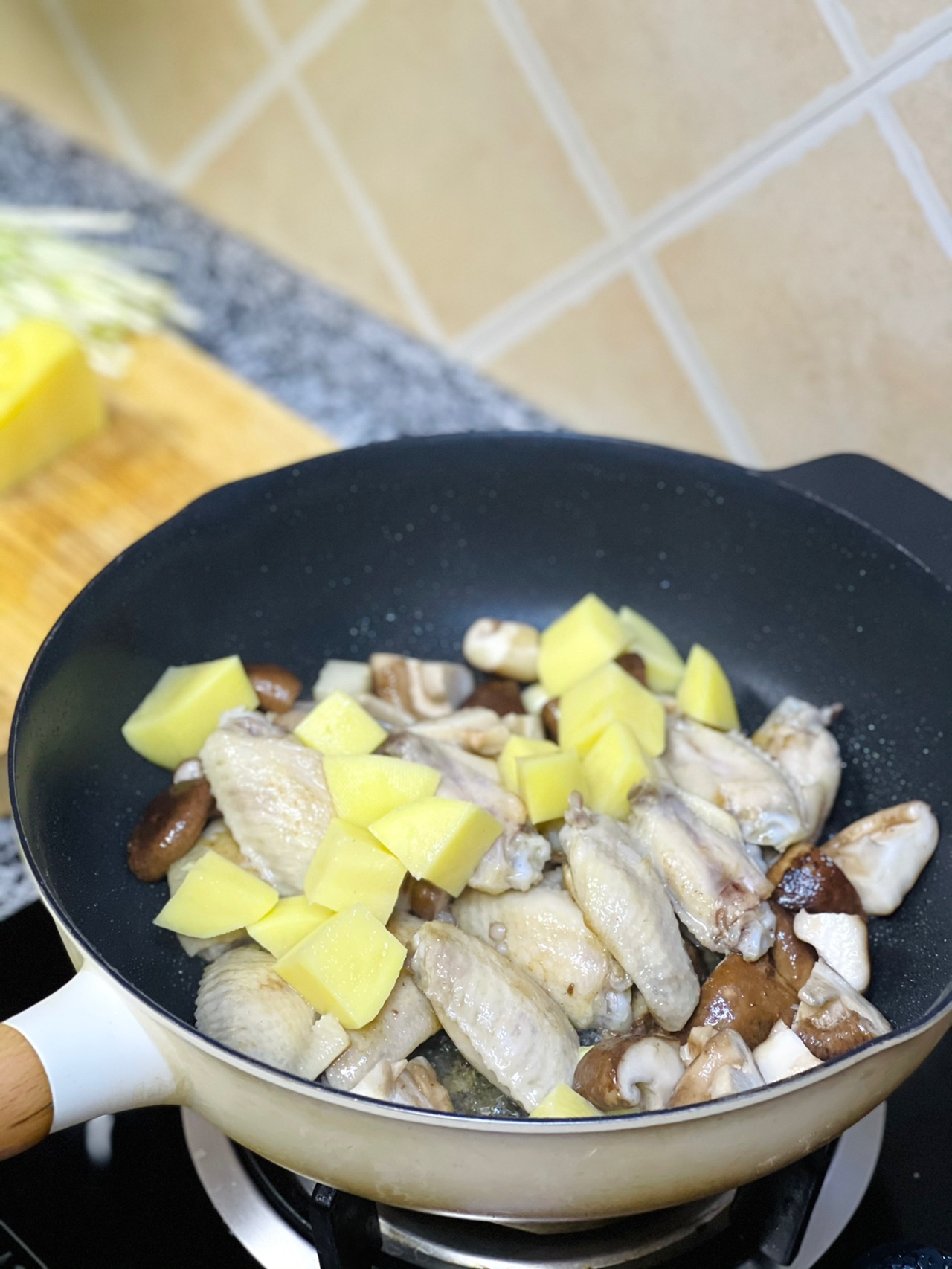 超级下饭香菇土豆炖鸡翅
