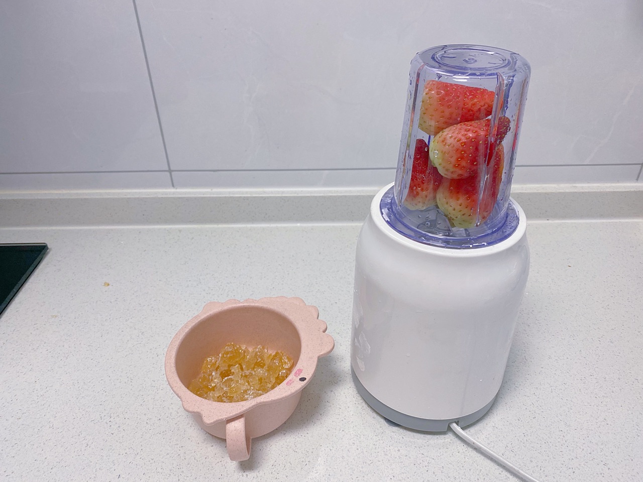 超简单的草莓棒棒糖