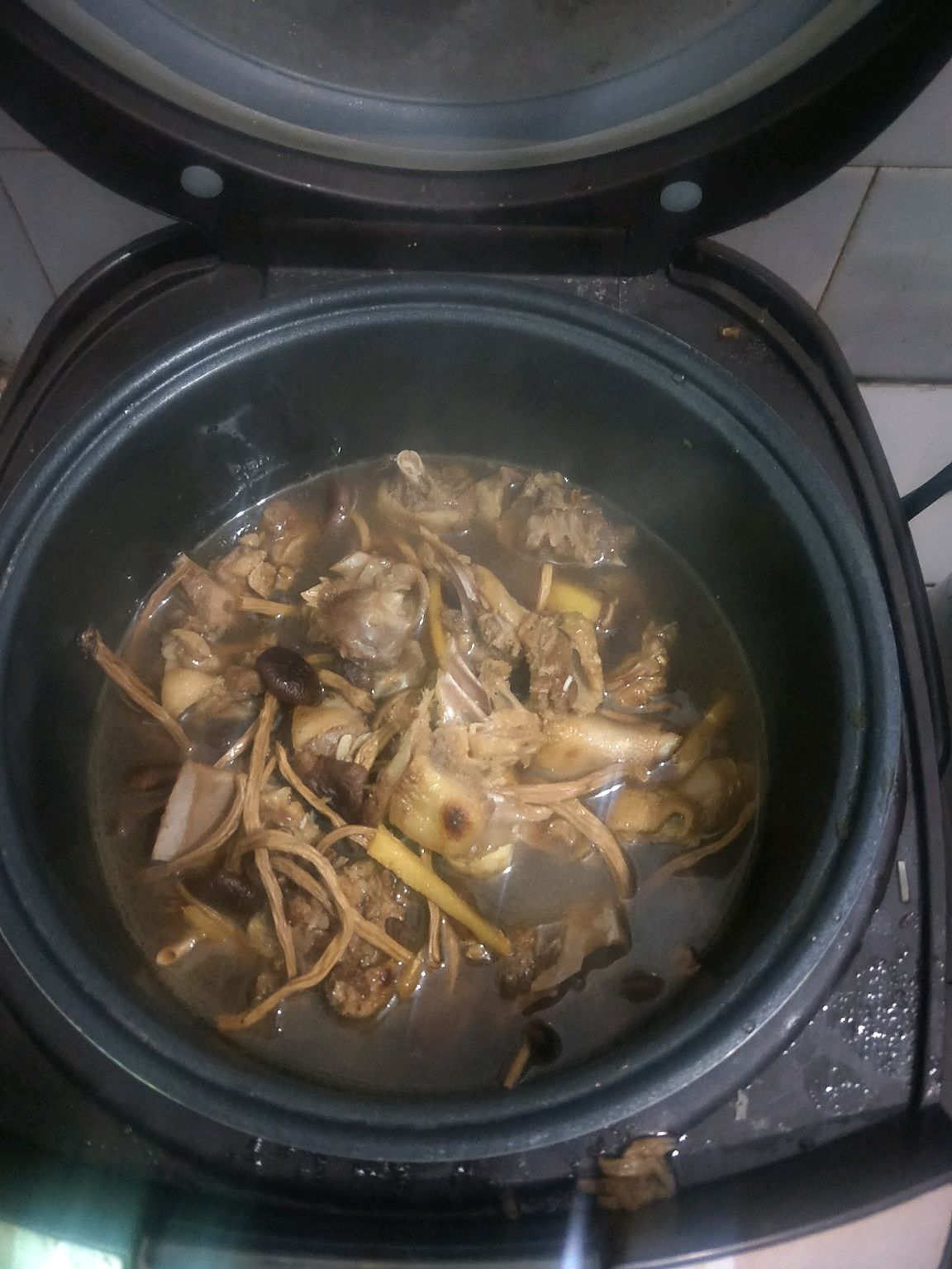 超香的茶树菇老鸭