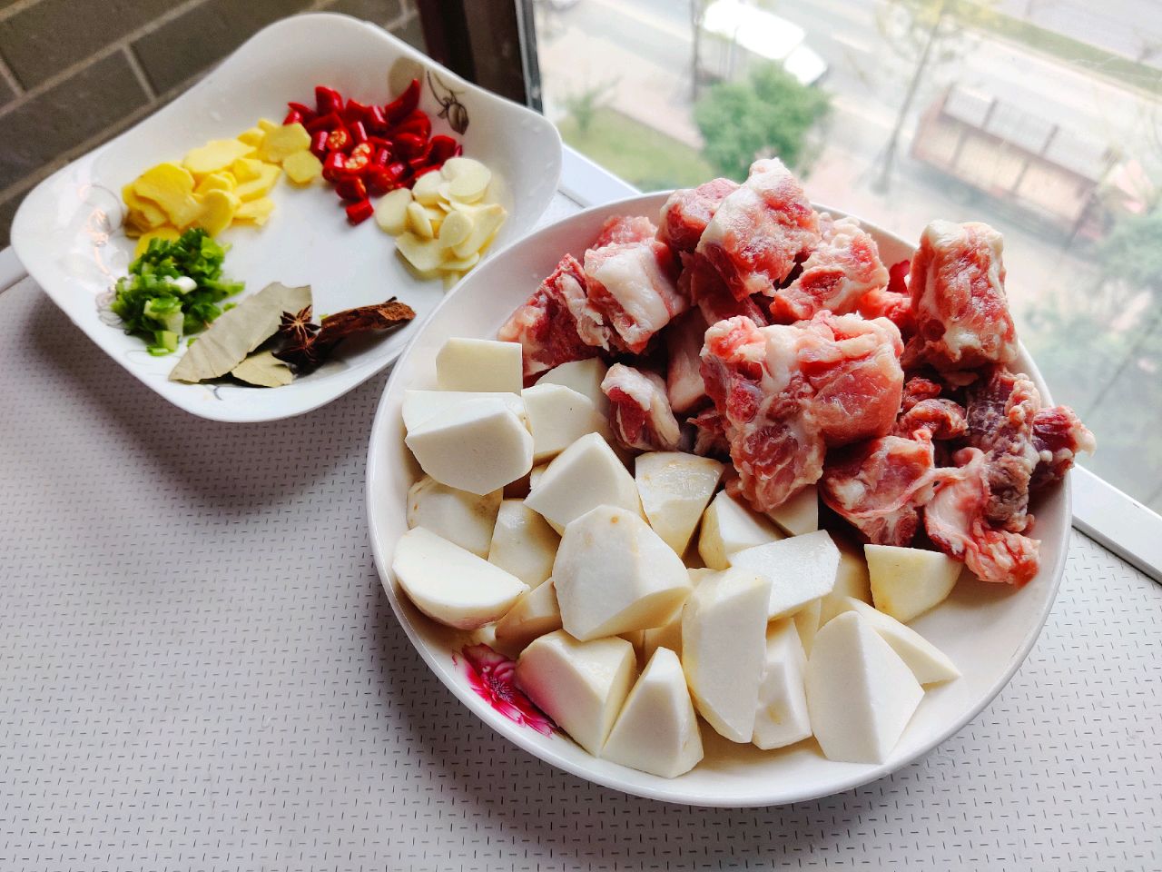 成都家常香辣味的芋头烧排骨