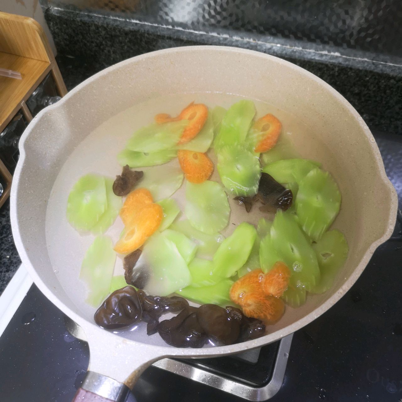 吃不胖的莴笋炒鸡肉