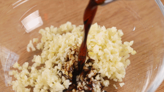 吃它得靠抢,上桌秒光盘的烤排骨!光波炉/烤箱都能做~