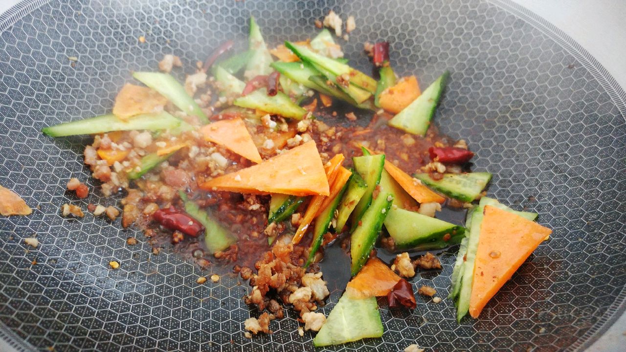 豉油辣肉炒拉皮