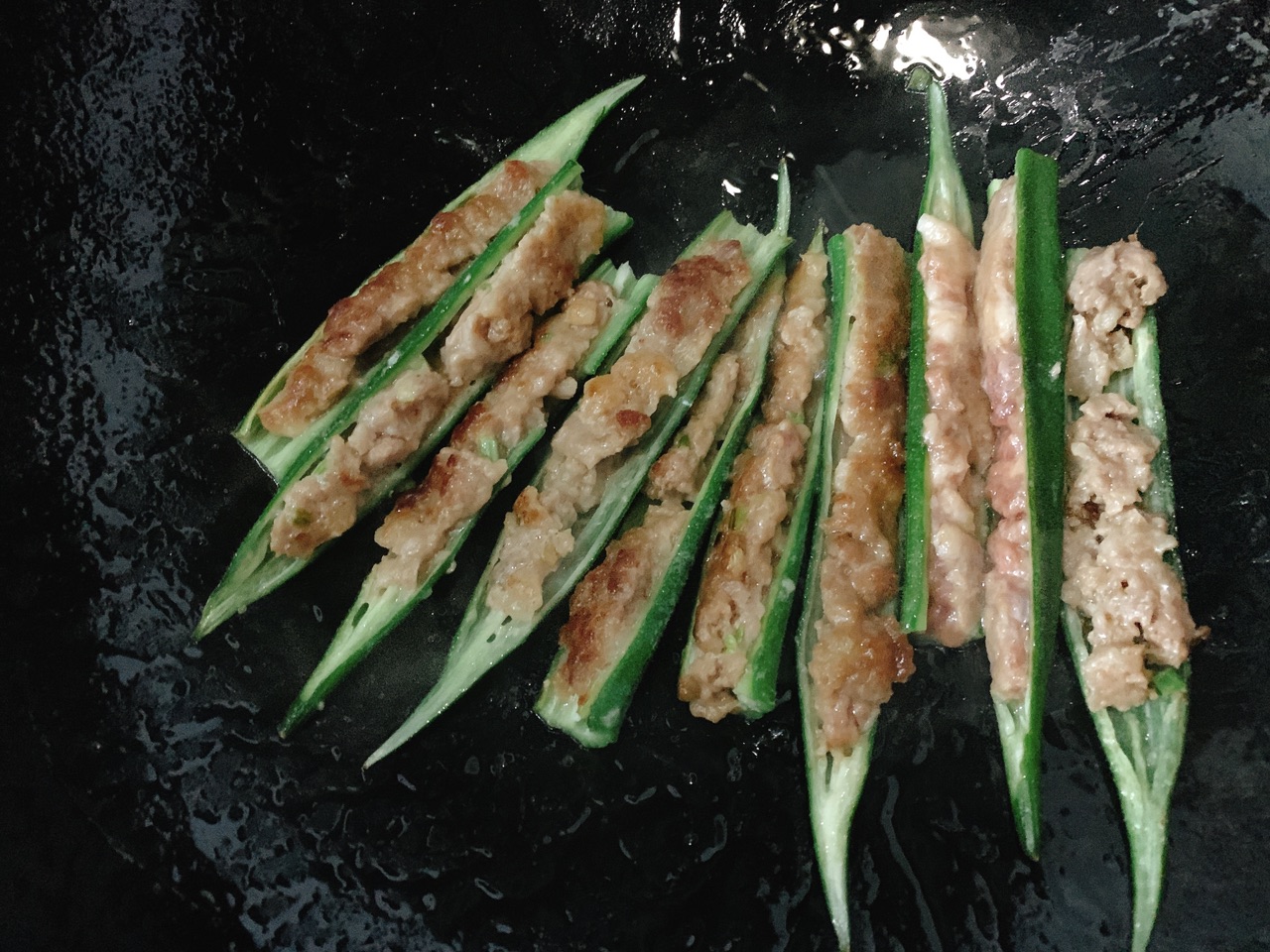 赤汁秋葵酿肉，每口都是鲜