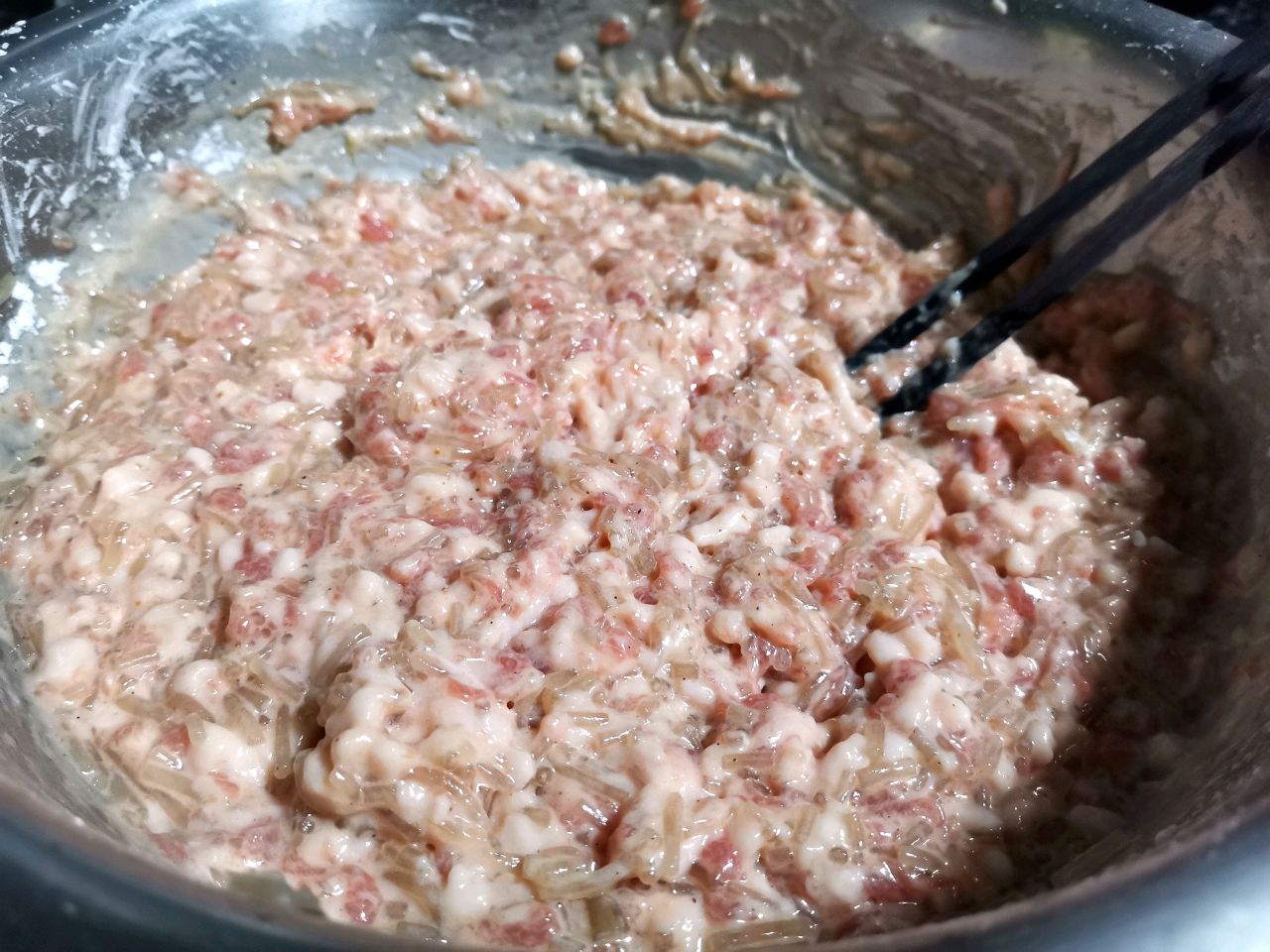 充满肉香的焦炸丸子