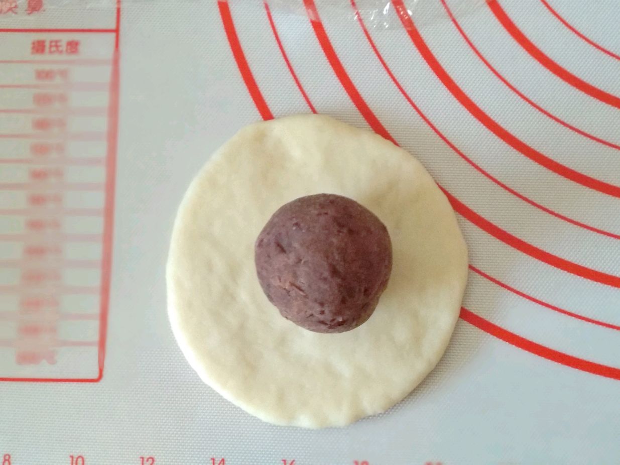 丑萌奶牛豆沙面包