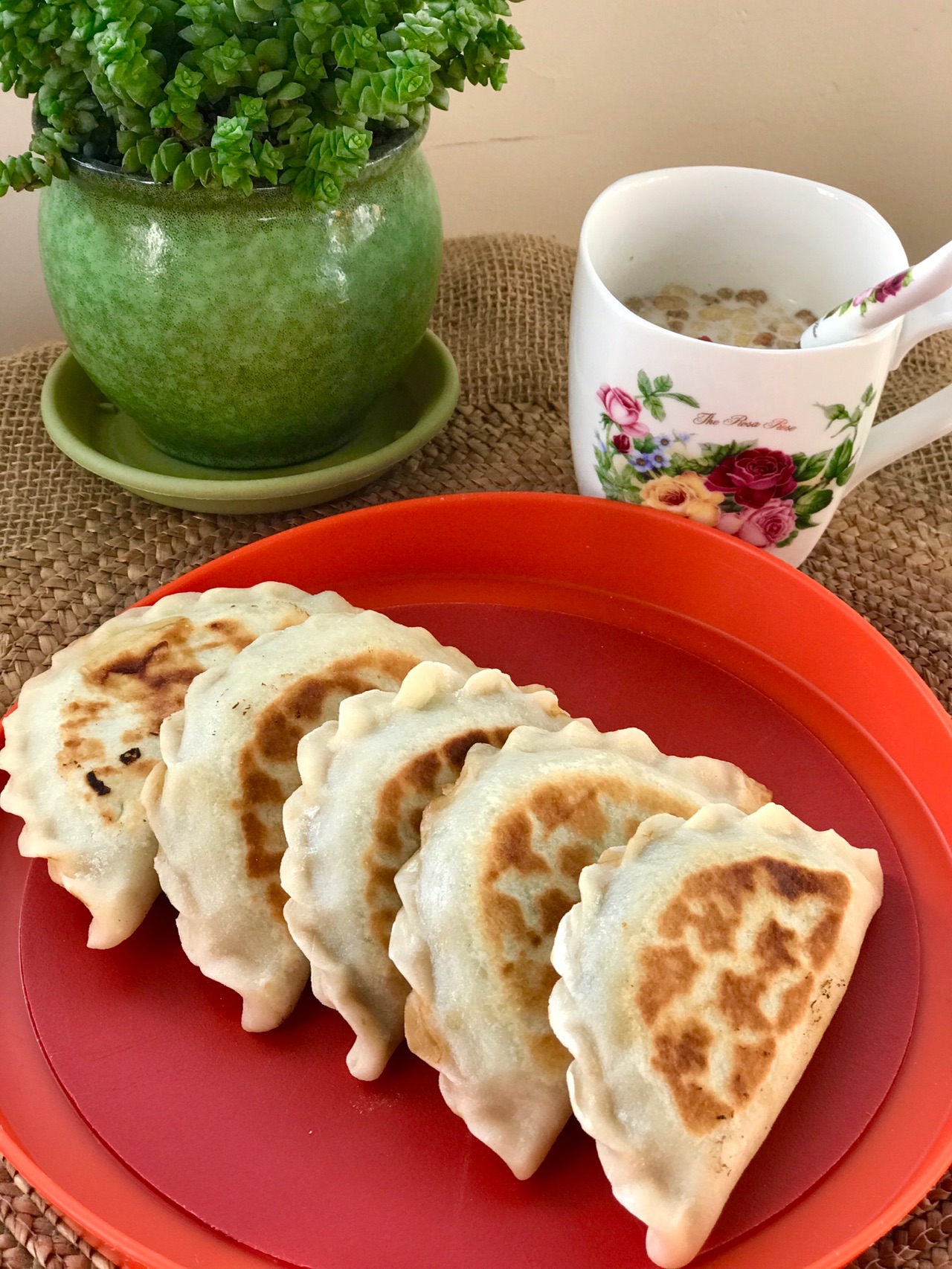初冬的鲜虾贝丁韭菜盒子