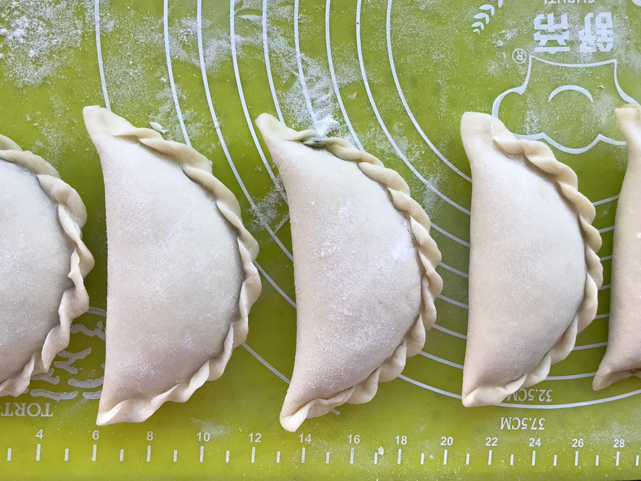 初冬的鲜虾贝丁韭菜盒子