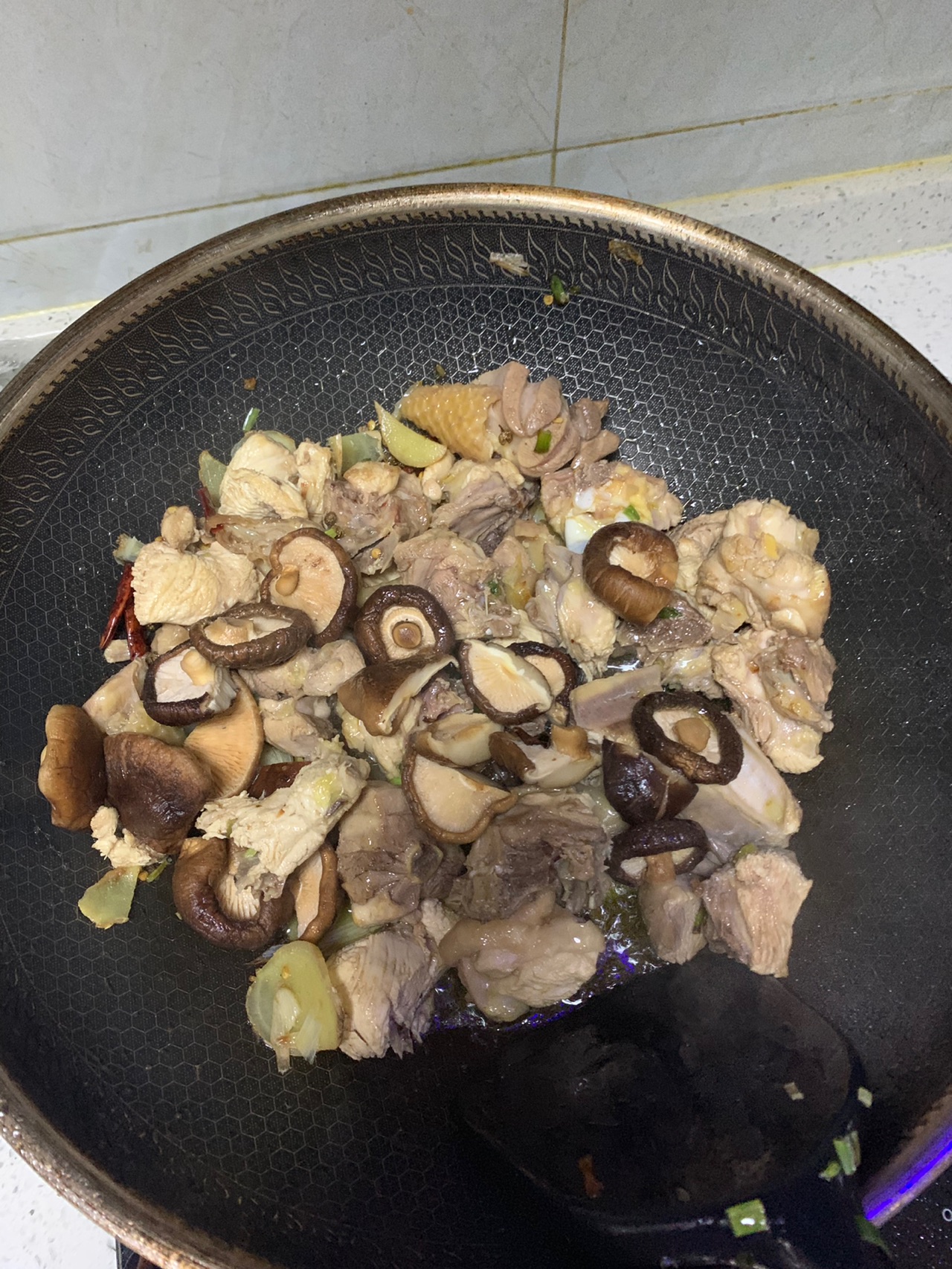 初冬味道：香菇板栗烧鸡