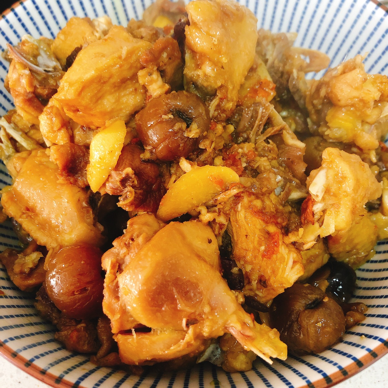 传统佳肴煨土鸡
