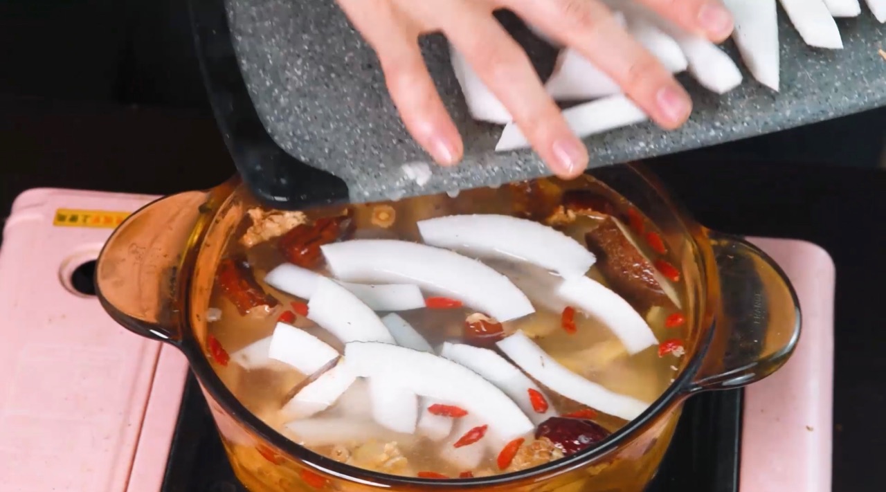 春节冬日养生的椰鸡汤