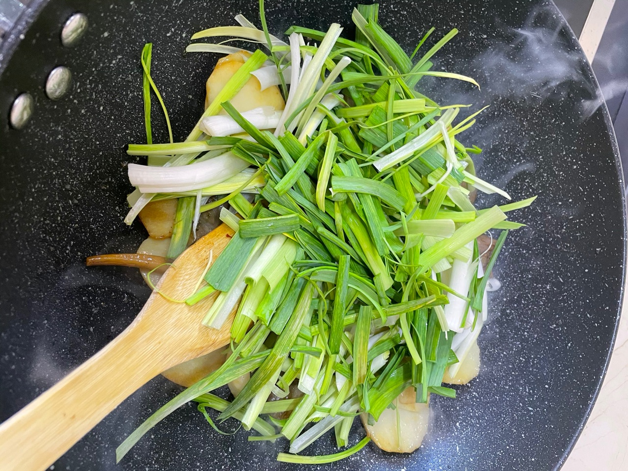 慈菇大蒜茶干炒猪头肉