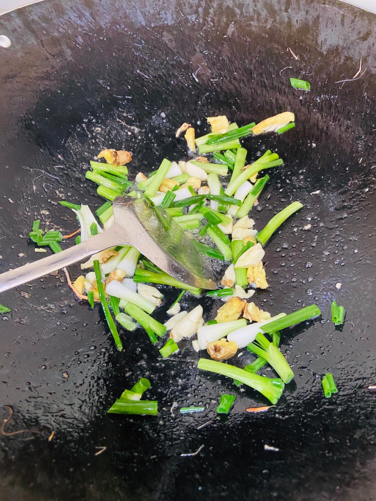葱炒河虾