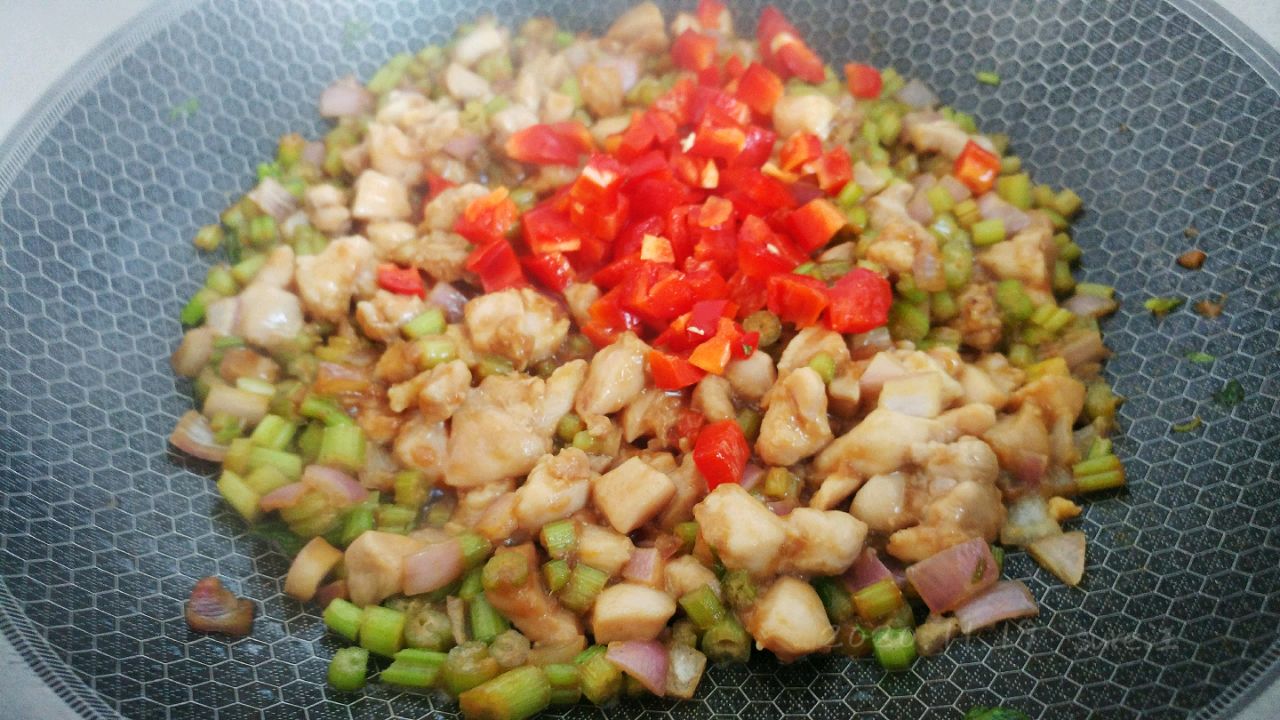 葱椒芹粒焖滑鸡